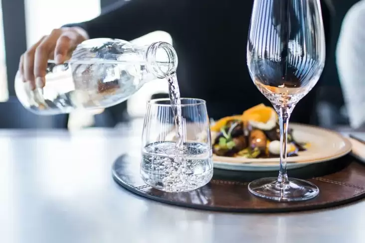 Hindari Minum Air Putih usai Konsumsi 4 Makanan Ini, Bikin Sakit Perut